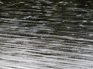 Finnischer See an einem Regentag