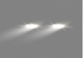 Obraz premium Realistyczny biały blask okrągłych belek reflektorów samochodowych, odizolowany na tle przezroczystego mroku. Wektor jasne światła pociągu dla swojego projektu. Łatwe światło lampy błyskowej. Ilustracja wektorowa