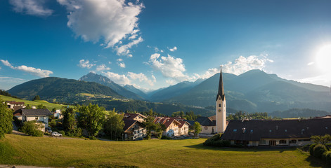 Panorama Kirchdorf in der Gemeinde Patch in Tirol bei Innsbruck, Österreich