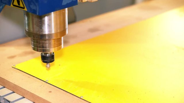 Feeding the milling tool to start work with the workpiece.