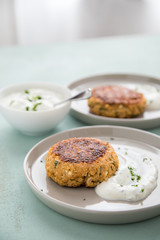 2 Teller mit vegetarischen Haferflocken Hüttenkäse Bratlinge und Kräuter Quark