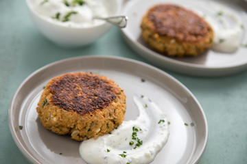 Vegetarischer Haferflocken Hüttenkäse Bratling und Kräuter Quark