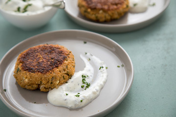 Vegetarischer Haferflocken Hüttenkäse Bratling und Kräuter Quark