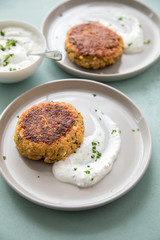 Vegetarischer Haferflocken Hüttenkäse Bratling und Kräuter Quark