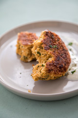 Vegetarischer Haferflocken Hüttenkäse Bratling und Kräuter Quark