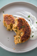 Vegetarischer Haferflocken Hüttenkäse Bratling und Kräuter Quark
