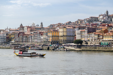 Obraz premium Overcrowded Ribeira district in Porto