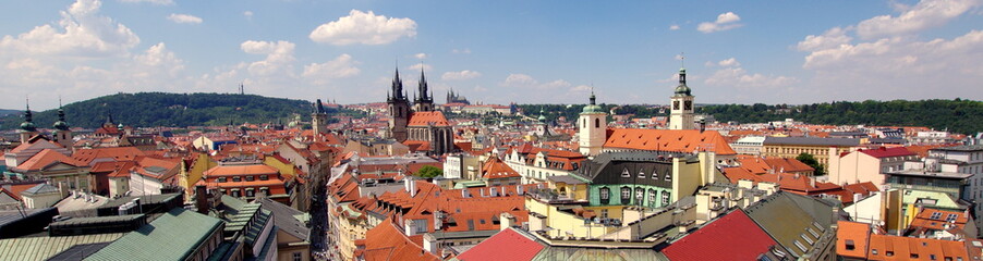 Panorama Pragi - starego miasta, stolicy Czech - widziana z wieży Bramy Prochowej