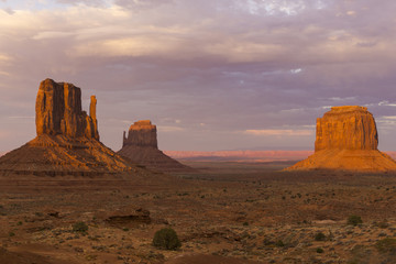 Fototapeta na wymiar Vista del atardecer en Monument Valley