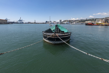 Porto di Genova - panorama con barcone in primo piano