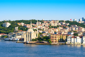 Obraz premium Panoramic view of historical part of Istanbul from Bosporus