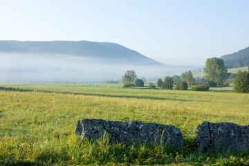 Kleines Dorf im Morgennebel Vercors, französische Alpen.