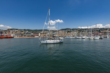 Porto di Genova, con barca in partenza in primo piano