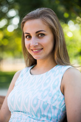 Naklejka premium portrait of cheerful young woman portrait in outdoor