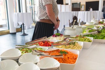 Großes Catering Buffet mit frischen vegetarischen Salaten und Gerichten für eine Party...