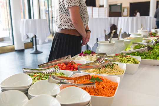 Großes Catering Buffet mit frischen vegetarischen Salaten und Gerichten für eine Party aufgestellt 
