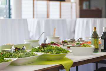 Großes Catering Buffet mit frischen vegetarischen Salaten und Gerichten für eine Party aufgestellt 