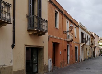 Fototapeta na wymiar Häuserfassaden in Oristano auf Sardinien