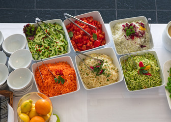 Schönes Catering Salat Buffet von oben fotografiert mit verschiedenen vegetarischen Salaten und Soßen auf einer Party 