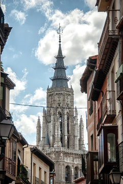 Vista campanrio y edificios en toledo