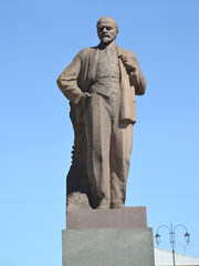 Fototapeta na wymiar MOSCOW, RUSSIA. A monument to V.I. Lenin against the background of the sky about the Yaroslavl station