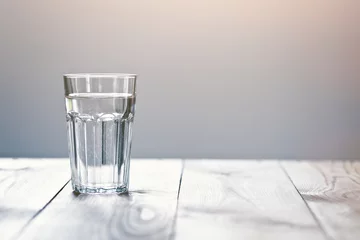 Tuinposter Water Glas zuiver water op neutrale achtergrond met kopieerruimte