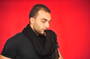 Fototapeta premium Arabische Jung riecht einen Schal in sehnsucht