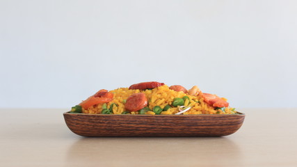 Plato de arroz sobre mesa