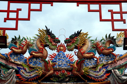 Chinese dragon. image of dragon on a roof top of dragon Chinese  temple. 