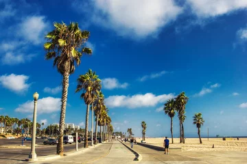 Türaufkleber Abstieg zum Strand Boardwalk von Venice Beach mit Palmen, Los Angeles, USA