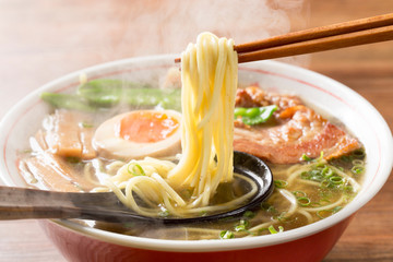 熱々の醤油ラーメンを箸で摘む © Tsuboya