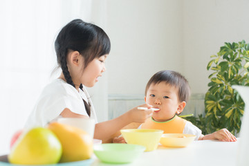 お世話をするお姉さん