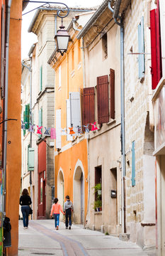 femme et enfants dans les rues de Florac