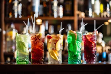 Papier Peint photo autocollant Cocktail cocktails au bar