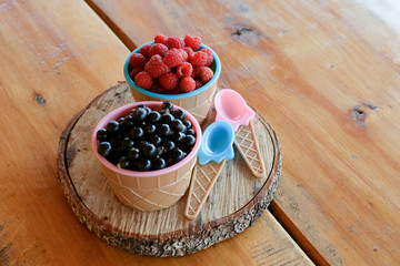 Малина и чёрная смородина в красивых креманках