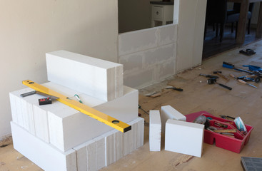 Building a small wall with lightweight concrete blocks