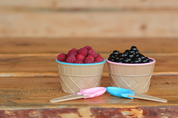 Малина и чёрная смородина в красивых креманках