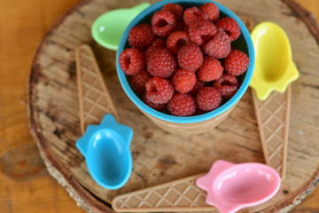 Малина в красивой креманке для компании друзей