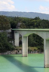 Pont de la Pyle du lac de Vouglans dans le Jura - 213758795