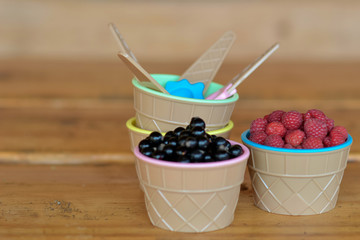Малина и чёрная смородина в красивых креманках
