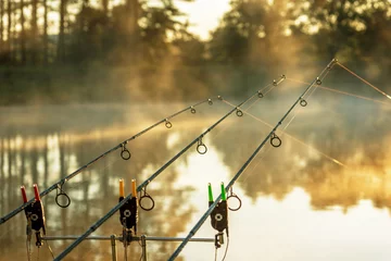 Photo sur Plexiglas Pêcher Carp fishing rods misty lake.