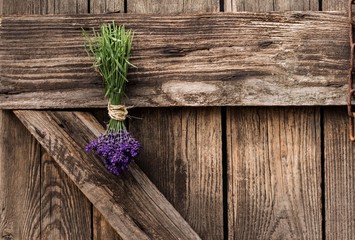 Lavendelbund an Holztuer