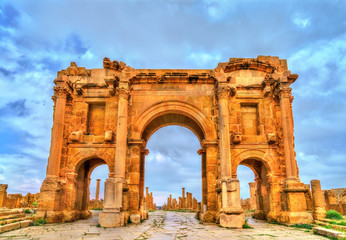 Trajanusboog binnen de ruïnes van Timgad in Algerije.