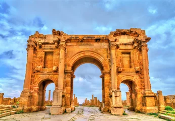 Fotobehang Algerije Trajanusboog binnen de ruïnes van Timgad in Algerije.