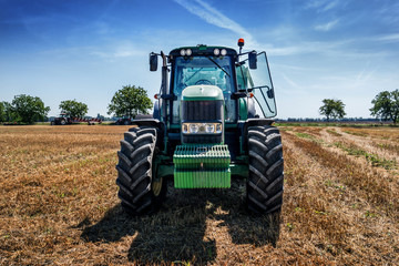 Obraz premium Tractor on field
