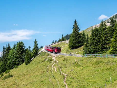 Blick auf die Schafbergbahn im Salzkammergut