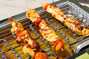 Brochettes de poulet mariné sur barbecue électrique