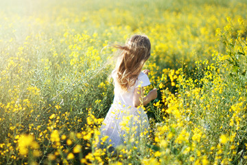 dziewczynka biegnąca w rzepaku © Joanna