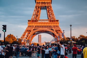 Tour Eiffel le soir de la victoire de la France  - obrazy, fototapety, plakaty