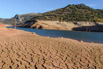 Mansilla reservoir at dry season, La Rioja, Spain